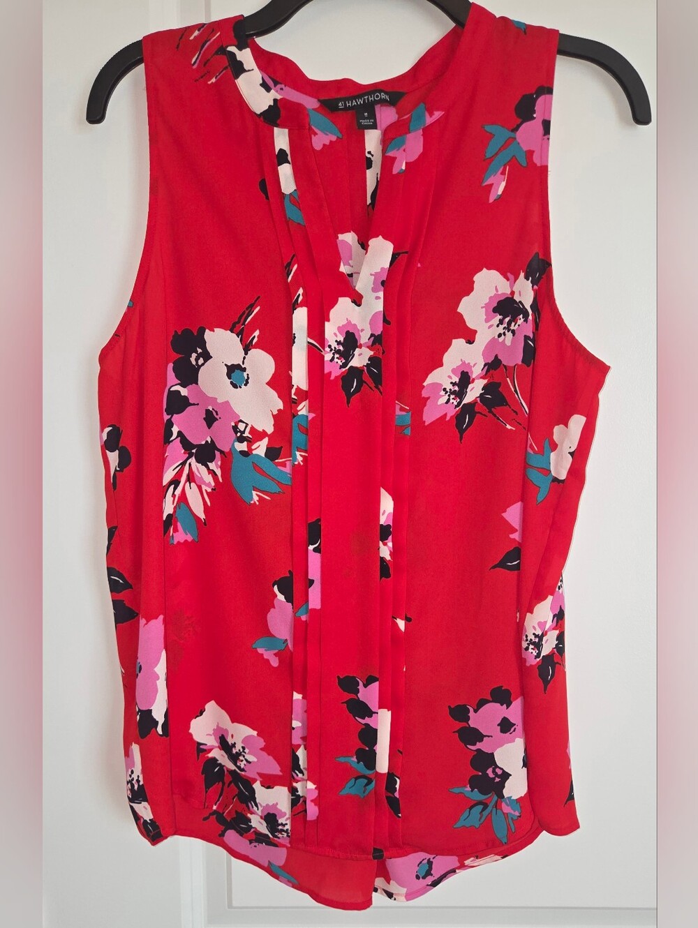 41 Hawthorn Red Floral Sleeveless Split Neck Pleated Shell Top - Size M